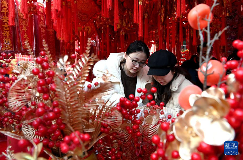 Atmosfera festiva intensifica no mercado em Xi'an com aproxima??o do Festival da Primavera