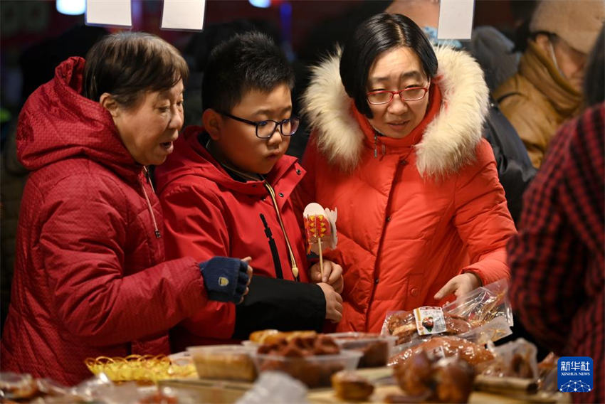 Atmosfera festiva intensifica no mercado em Xi'an com aproxima??o do Festival da Primavera