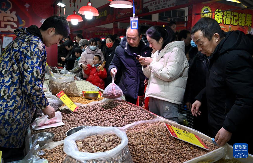 Atmosfera festiva intensifica no mercado em Xi'an com aproxima??o do Festival da Primavera