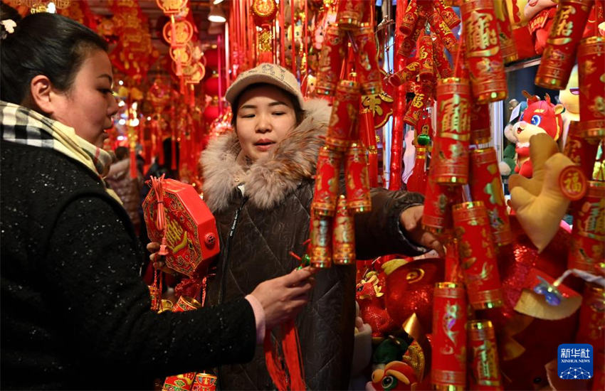 Atmosfera festiva intensifica no mercado em Xi'an com aproxima??o do Festival da Primavera