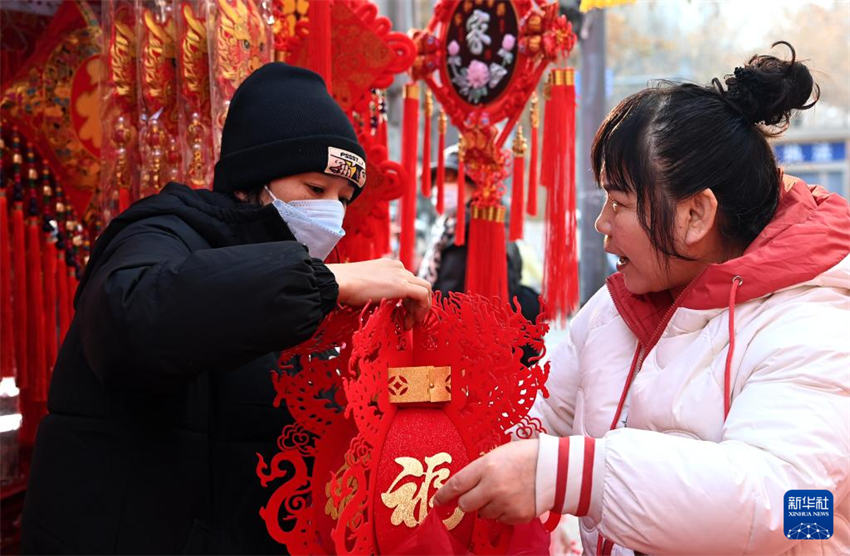 Atmosfera festiva intensifica no mercado em Xi'an com aproxima??o do Festival da Primavera