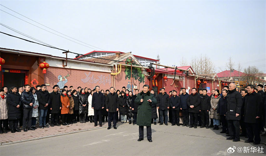 Xi Jinping visita povo em Tianjin antes da Festa da Primavera