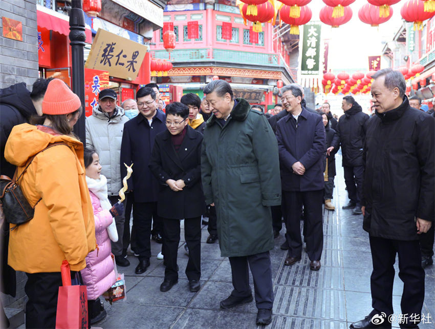 Xi Jinping visita povo em Tianjin antes da Festa da Primavera