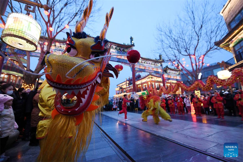 Elementos festivos com tema de “drag?o” s?o vistos no Eixo Central de Beijing