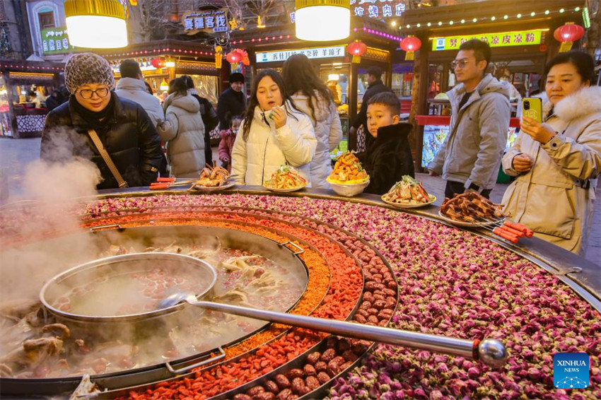 Atmosfera profunda do Festival da Primavera em Xinjiang