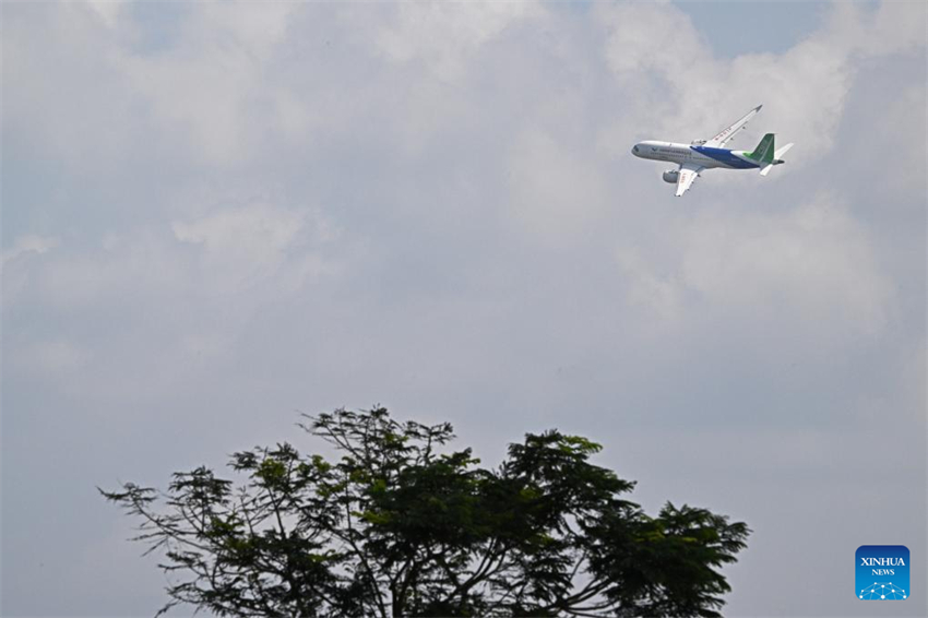 Avi?o comercial chinês C919 participa em ensaio do Airshow de Cingapura