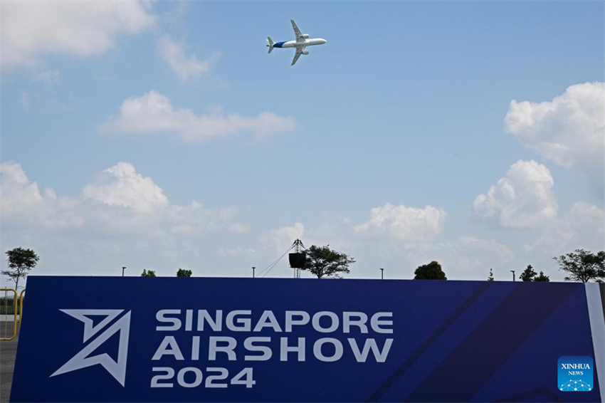 Avi?o comercial chinês C919 participa em ensaio do Airshow de Cingapura