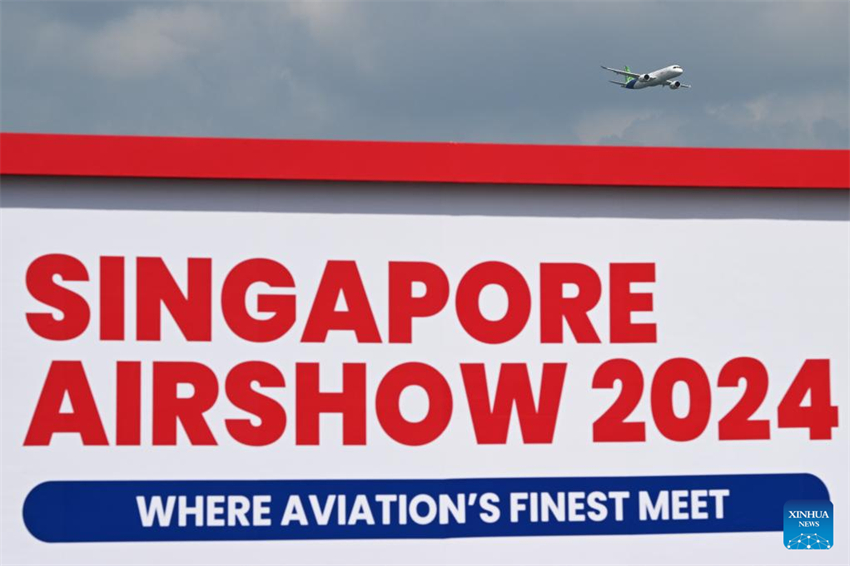 Avi?o comercial chinês C919 participa em ensaio do Airshow de Cingapura