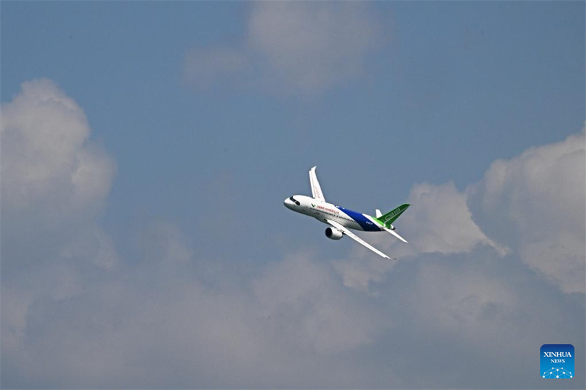 Avi?o comercial chinês C919 participa em ensaio do Airshow de Cingapura
