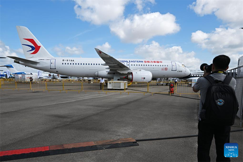 Avi?o comercial chinês C919 estreia no Airshow de Cingapura