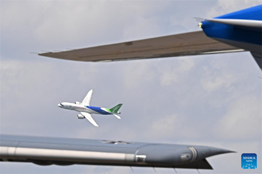 Avi?o comercial chinês C919 estreia no Airshow de Cingapura