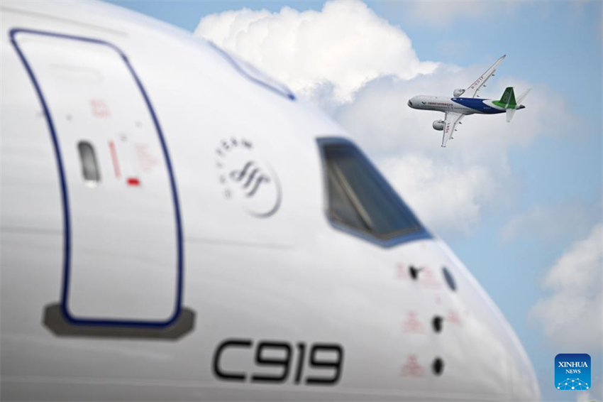Avi?o comercial chinês C919 estreia no Airshow de Cingapura