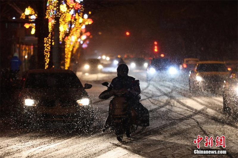 Onda de frio traz neve e chuva congelante às regi?es centro e leste