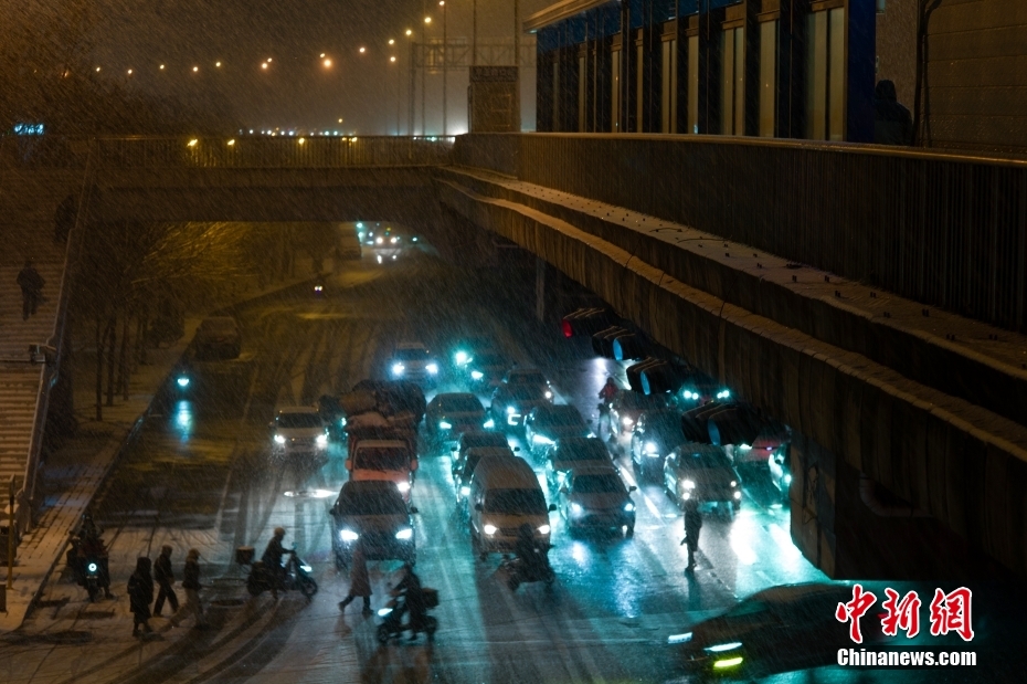 Beijing recebe primeira queda de neve do Ano do Drag?o
