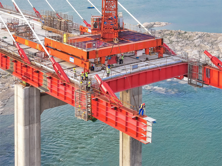 Constru??o da ponte Rongshan sobre o Rio Yangtze avan?a de forma ordenada