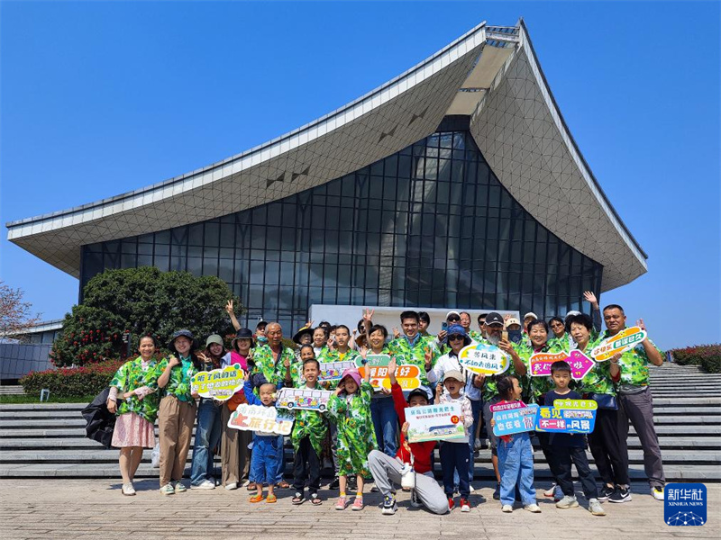 ?nibus turístico da rodovia circular da Ilha de Hainan é inaugurado oficialmente