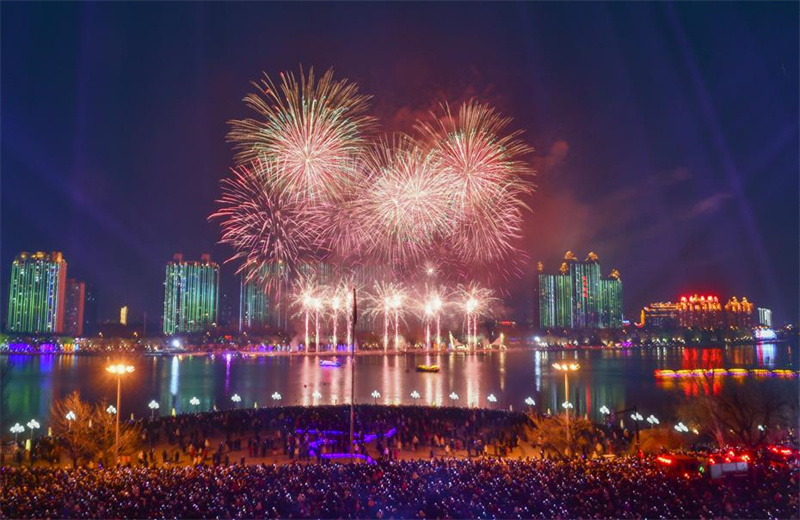 Milhares de lanternas flutuam pelo rio Songhua em celebra??o do Festival das Lanternas