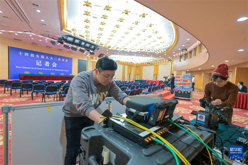 Aberto centro de imprensa para sess?es anuais legislativa e consultiva política da China