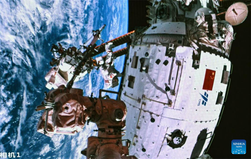 Tripula??o da Shenzhou-17 completa reparos em órbita durante 2a miss?o extraveicular