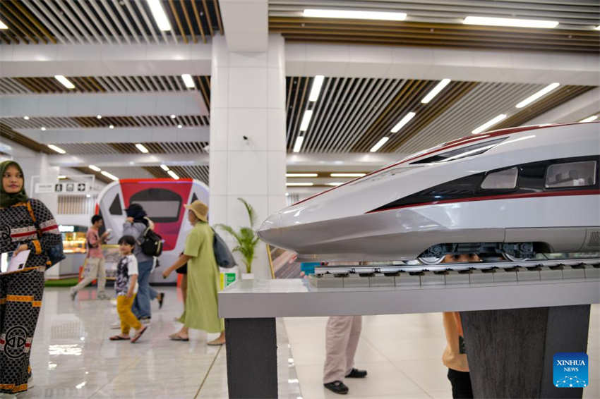 Ferrovia de alta velocidade Jakarta-Bandung supera marca de 2 milh?es de passageiros
