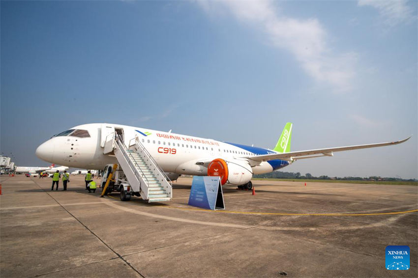 Avi?es COMAC da China chegam ao Laos para realiza??o de exibi??es e voos de demonstra??o