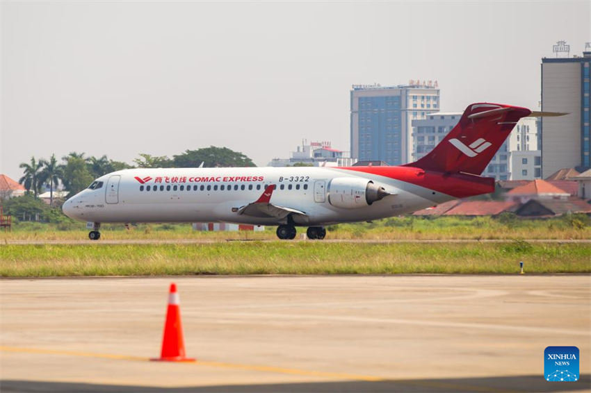 Avi?es COMAC da China chegam ao Laos para realiza??o de exibi??es e voos de demonstra??o