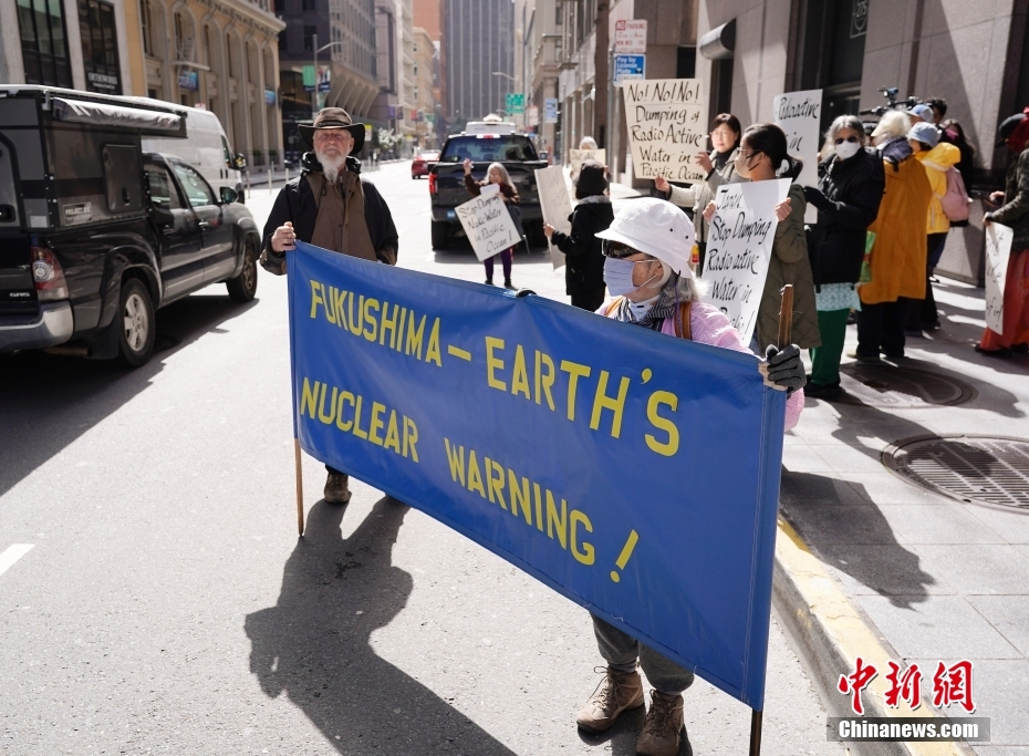 EUA: manifestantes protestam em S?o Francisco contra a descarga de água contaminada por material nuclear de Fukushima