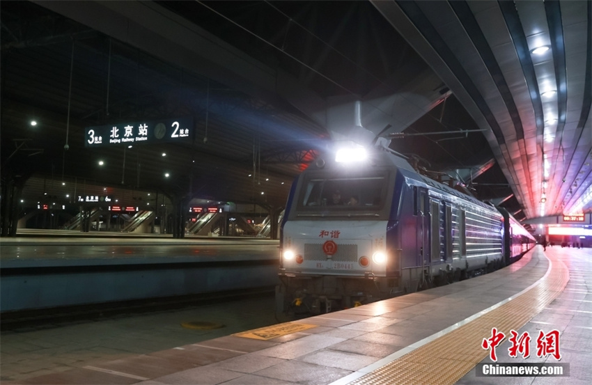 Primeiro trem turístico transfronteiri?o de Beijing para Laos é lan?ado em 2024