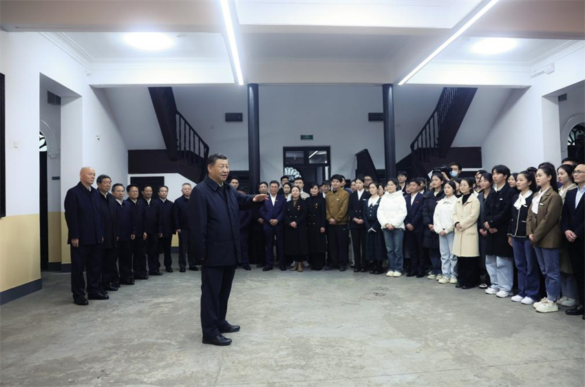 Xi Jinping enfatiza orienta??o à dedica??o dos alunos a servirem ao país como objetivo da administra??o das escolas