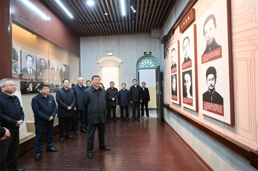 Xi Jinping enfatiza orienta??o à dedica??o dos alunos a servirem ao país como objetivo da administra??o das escolas