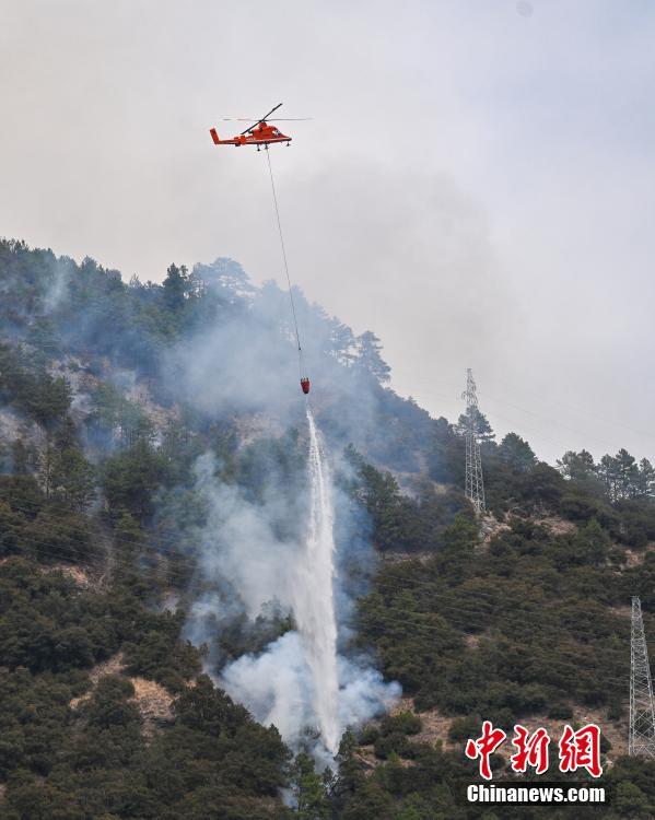 Esfor?os aéreos s?o realizados para extinguir incêndio florestal em Yajiang, sudoete da China