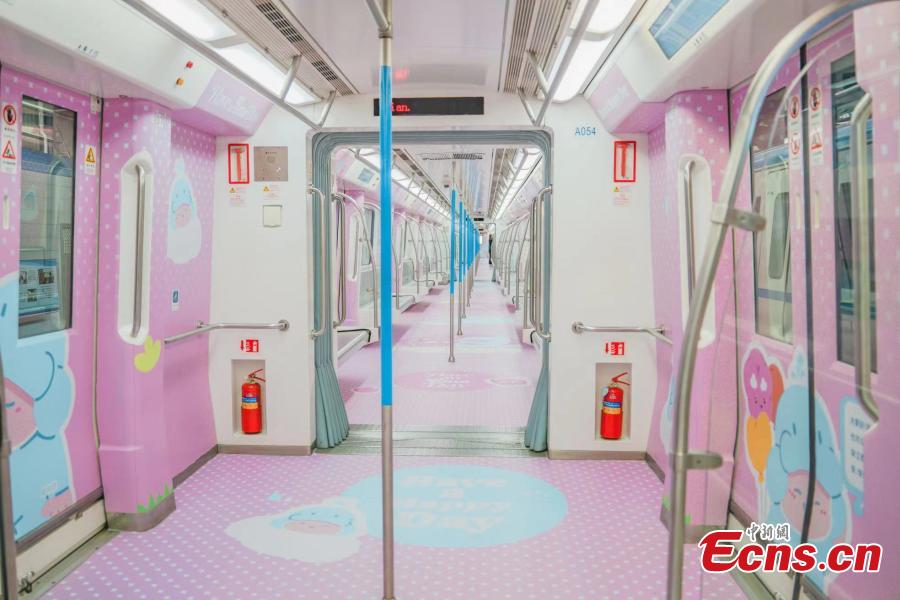 Trens de metr? cor-de-rosa celebram a primavera no centro da China