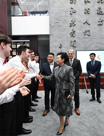Peng Liyuan se reúne com estudantes e professores alem?es em Beijing