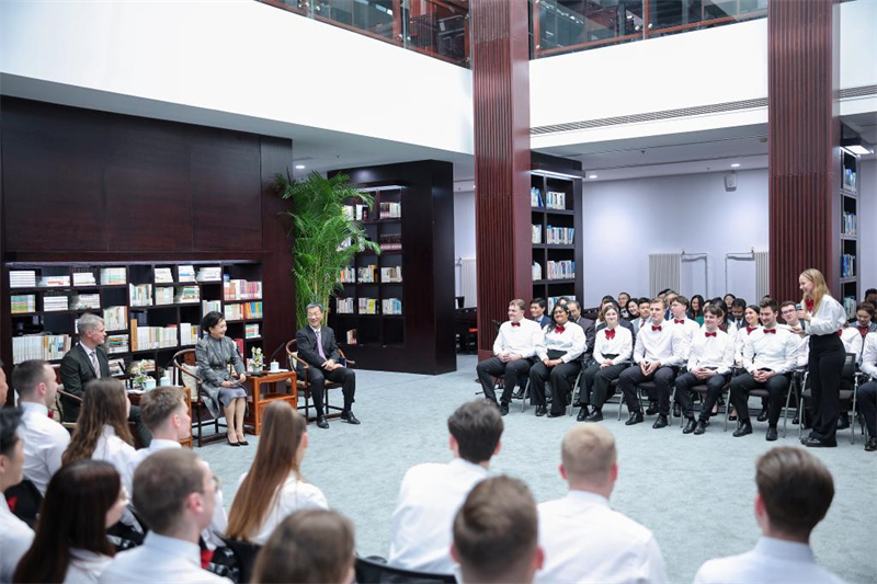 Peng Liyuan se reúne com estudantes e professores alem?es em Beijing