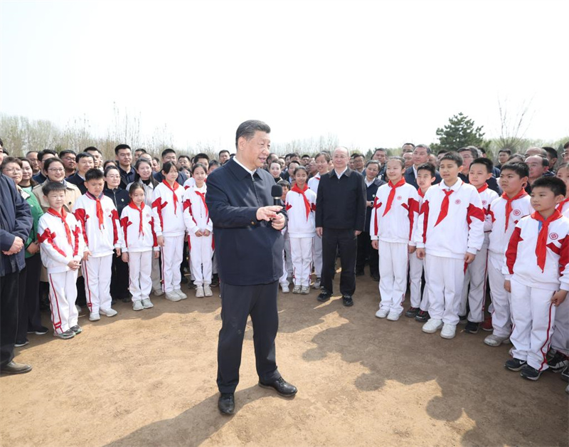 Xi Jinping planta árvores em Beijing e pede esfor?os de arboriza??o em todo o país para uma Bela China