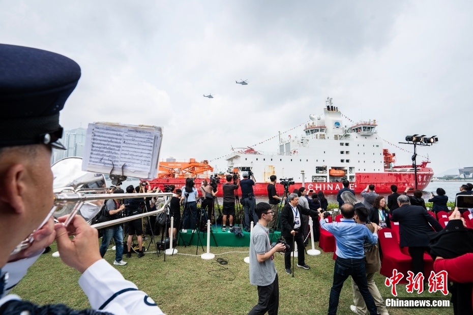 Primeiro quebra-gelo polar de fabrica??o chinesa, Xuelong-2, chega a Hong Kong