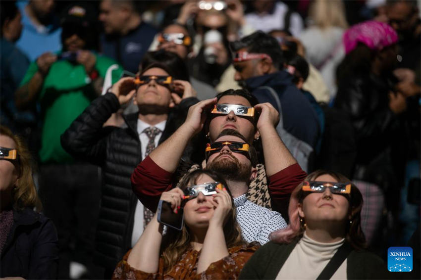 Popula??es assistem a eclipse solar em toda a América do Norte