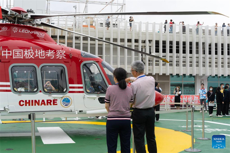 Cidad?os visitam quebra-gelo polar Xuelong-2 em Hong Kong