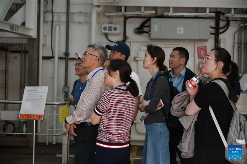 Cidad?os visitam quebra-gelo polar Xuelong-2 em Hong Kong