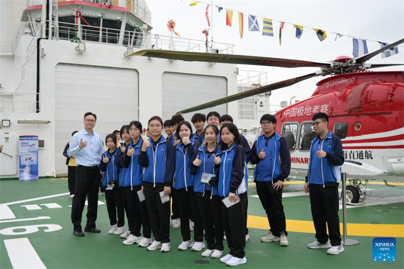 Cidad?os visitam quebra-gelo polar Xuelong-2 em Hong Kong