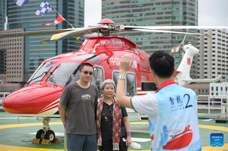 Cidad?os visitam quebra-gelo polar Xuelong-2 em Hong Kong