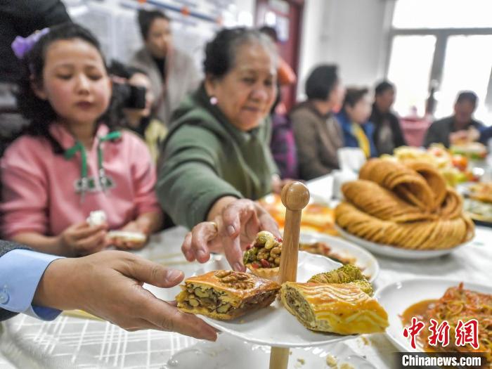 Residentes de várias etnias em Urumqi comemoram Festival de Noruz