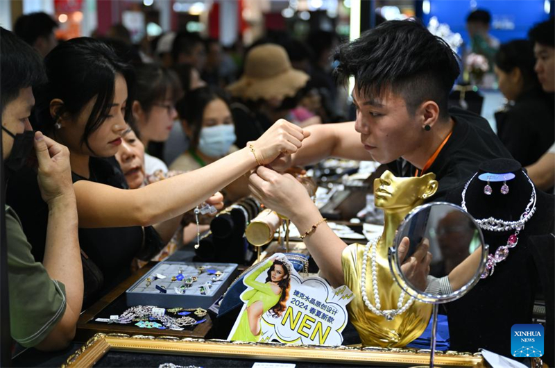 4a Exposi??o Internacional de Produtos de Consumo da China termina em Hainan