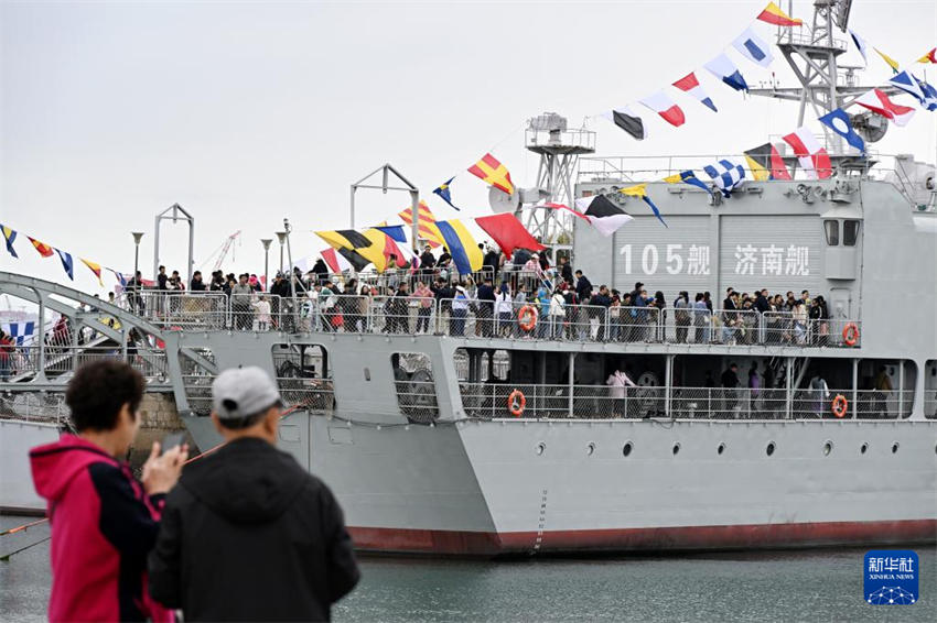 Dia da Marinha chinesa impulsiona turismo do museu naval em Qingdao