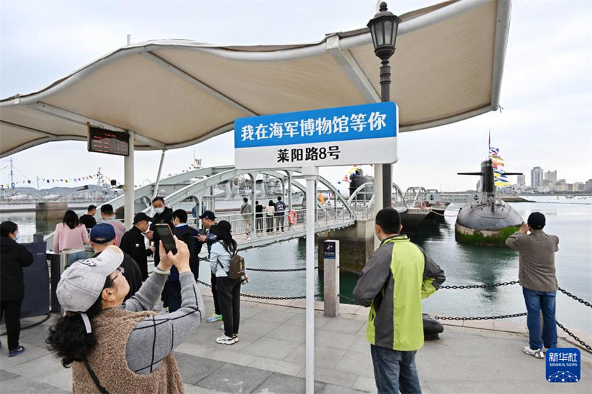Dia da Marinha chinesa impulsiona turismo do museu naval em Qingdao