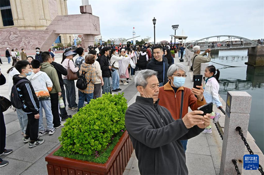 Dia da Marinha chinesa impulsiona turismo do museu naval em Qingdao