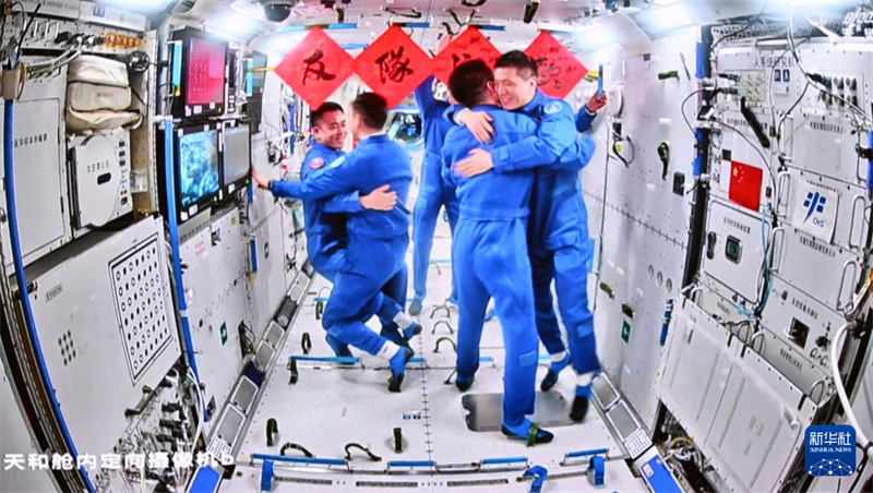 Astronautas da Shenzhou-18 entram na esta??o espacial