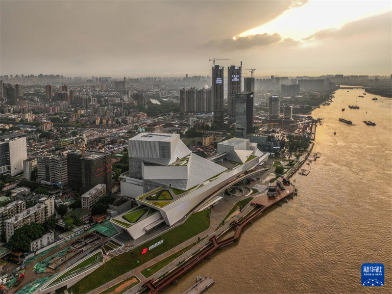 Centro de Arte da Grande área da Baía de Bai'etan é aberto no sul da China