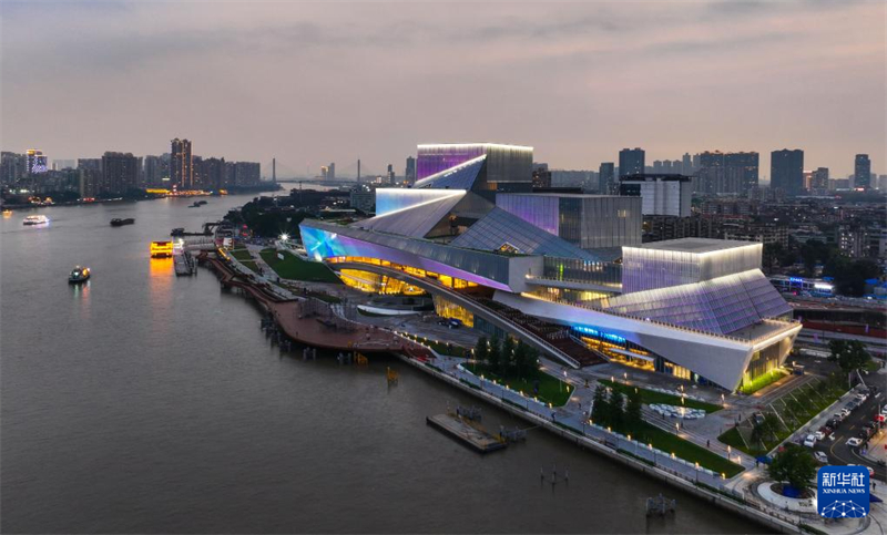 Centro de Arte da Grande área da Baía de Bai'etan é aberto no sul da China
