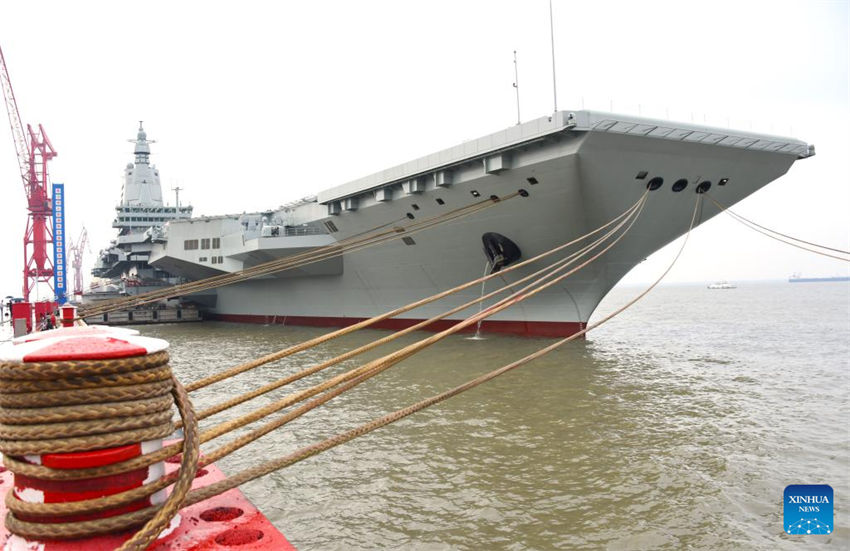 Porta-avi?es chinês Fujian parte para primeiros testes no mar
